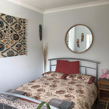 Cozy Double Bedroom In Stunning Bungalow On River Thames - Near Thorpe Park/Royal Holloway University/20Mins From Heathrow Staines-upon-Thames Exterior photo