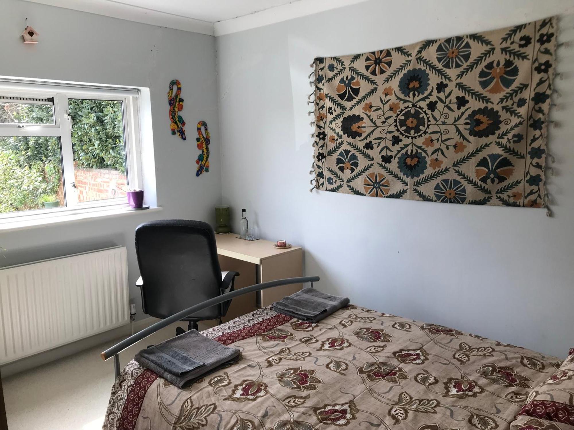 Cozy Double Bedroom In Stunning Bungalow On River Thames - Near Thorpe Park/Royal Holloway University/20Mins From Heathrow Staines-upon-Thames Exterior photo