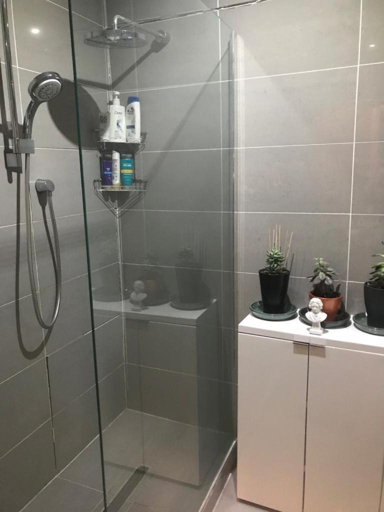 Cozy Double Bedroom In Stunning Bungalow On River Thames - Near Thorpe Park/Royal Holloway University/20Mins From Heathrow Staines-upon-Thames Exterior photo