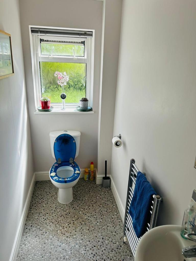 Cozy Double Bedroom In Stunning Bungalow On River Thames - Near Thorpe Park/Royal Holloway University/20Mins From Heathrow Staines-upon-Thames Exterior photo