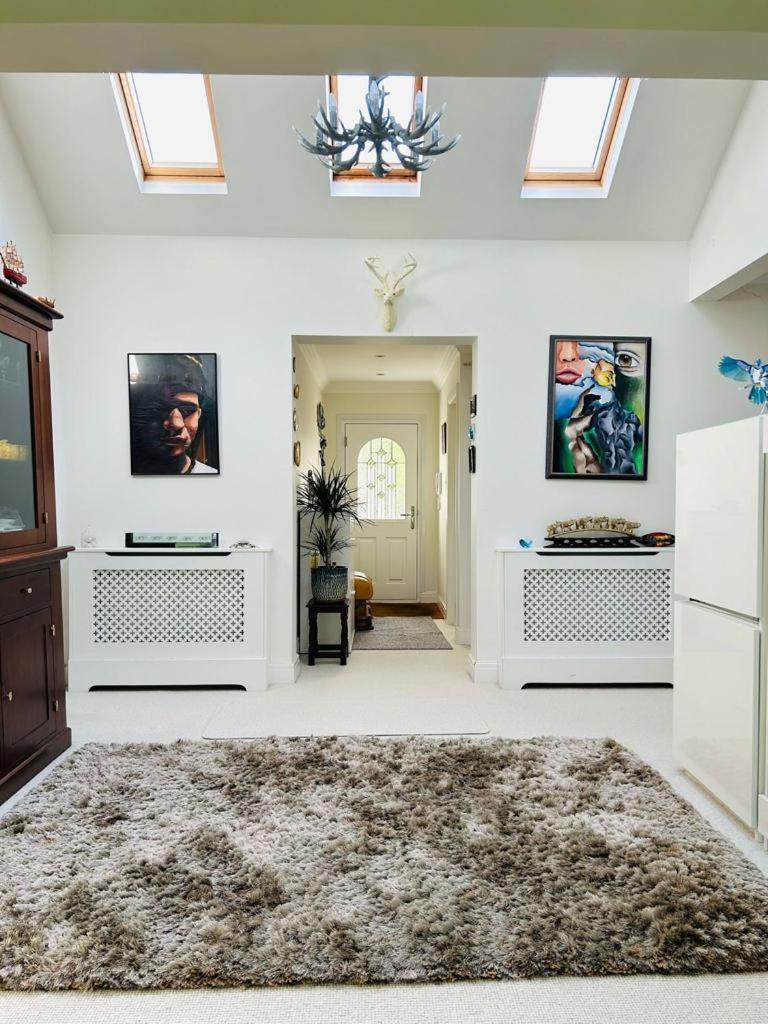 Cozy Double Bedroom In Stunning Bungalow On River Thames - Near Thorpe Park/Royal Holloway University/20Mins From Heathrow Staines-upon-Thames Exterior photo