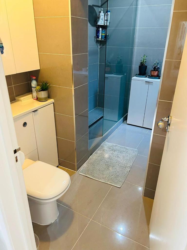Cozy Double Bedroom In Stunning Bungalow On River Thames - Near Thorpe Park/Royal Holloway University/20Mins From Heathrow Staines-upon-Thames Exterior photo