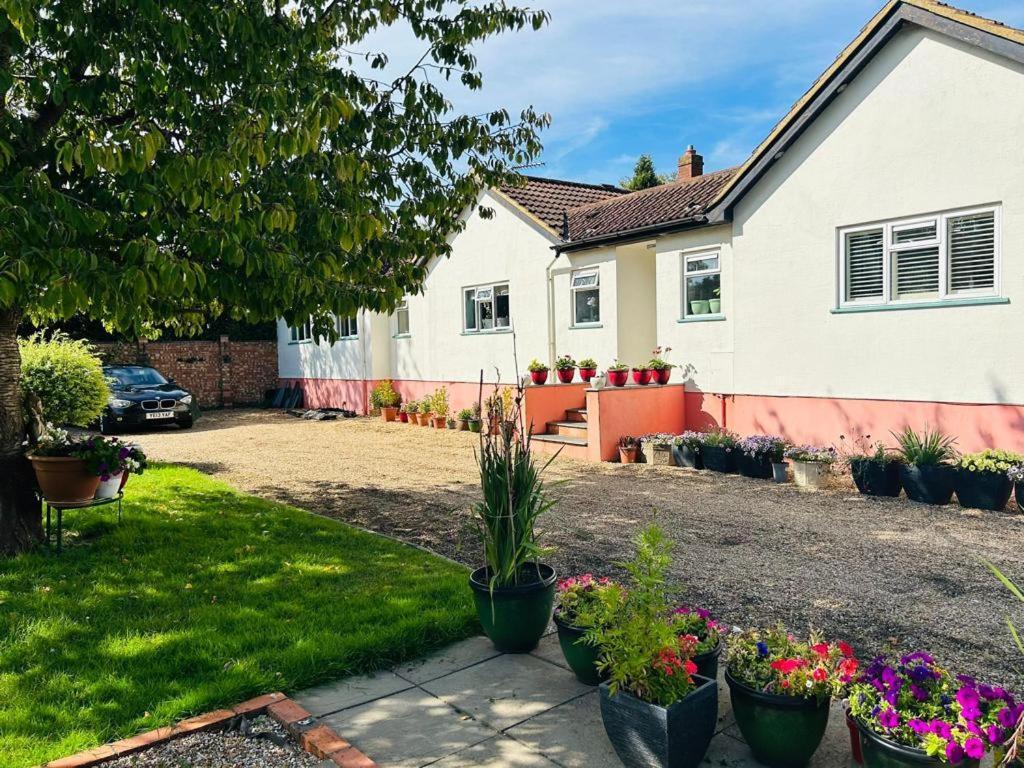 Cozy Double Bedroom In Stunning Bungalow On River Thames - Near Thorpe Park/Royal Holloway University/20Mins From Heathrow Staines-upon-Thames Exterior photo