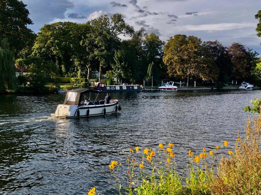 Cozy Double Bedroom In Stunning Bungalow On River Thames - Near Thorpe Park/Royal Holloway University/20Mins From Heathrow Staines-upon-Thames Exterior photo