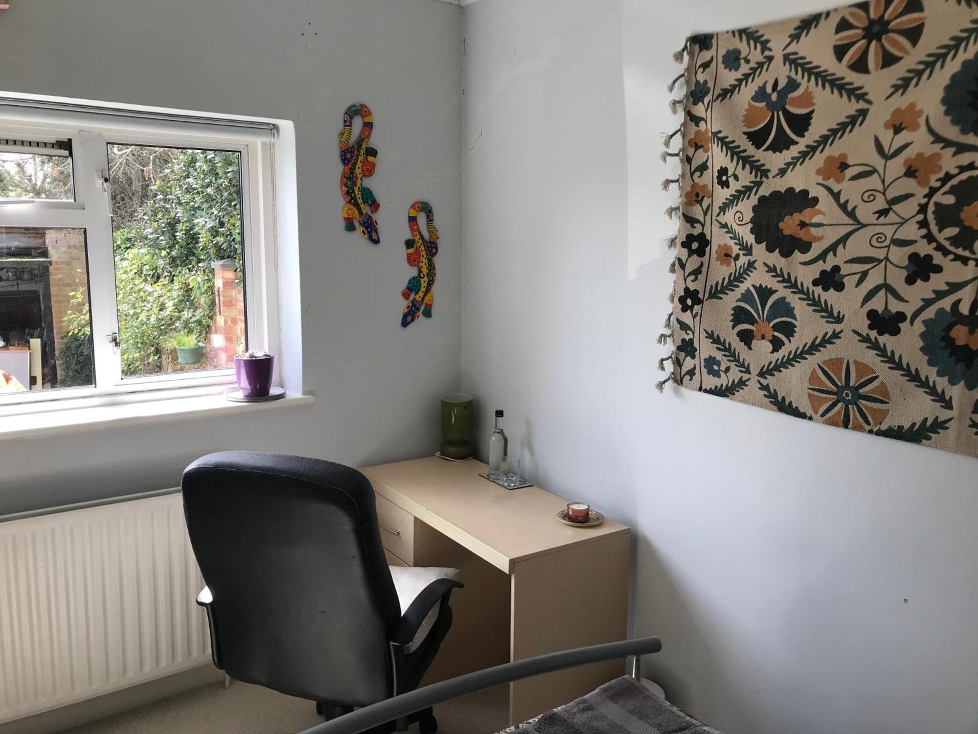 Cozy Double Bedroom In Stunning Bungalow On River Thames - Near Thorpe Park/Royal Holloway University/20Mins From Heathrow Staines-upon-Thames Exterior photo