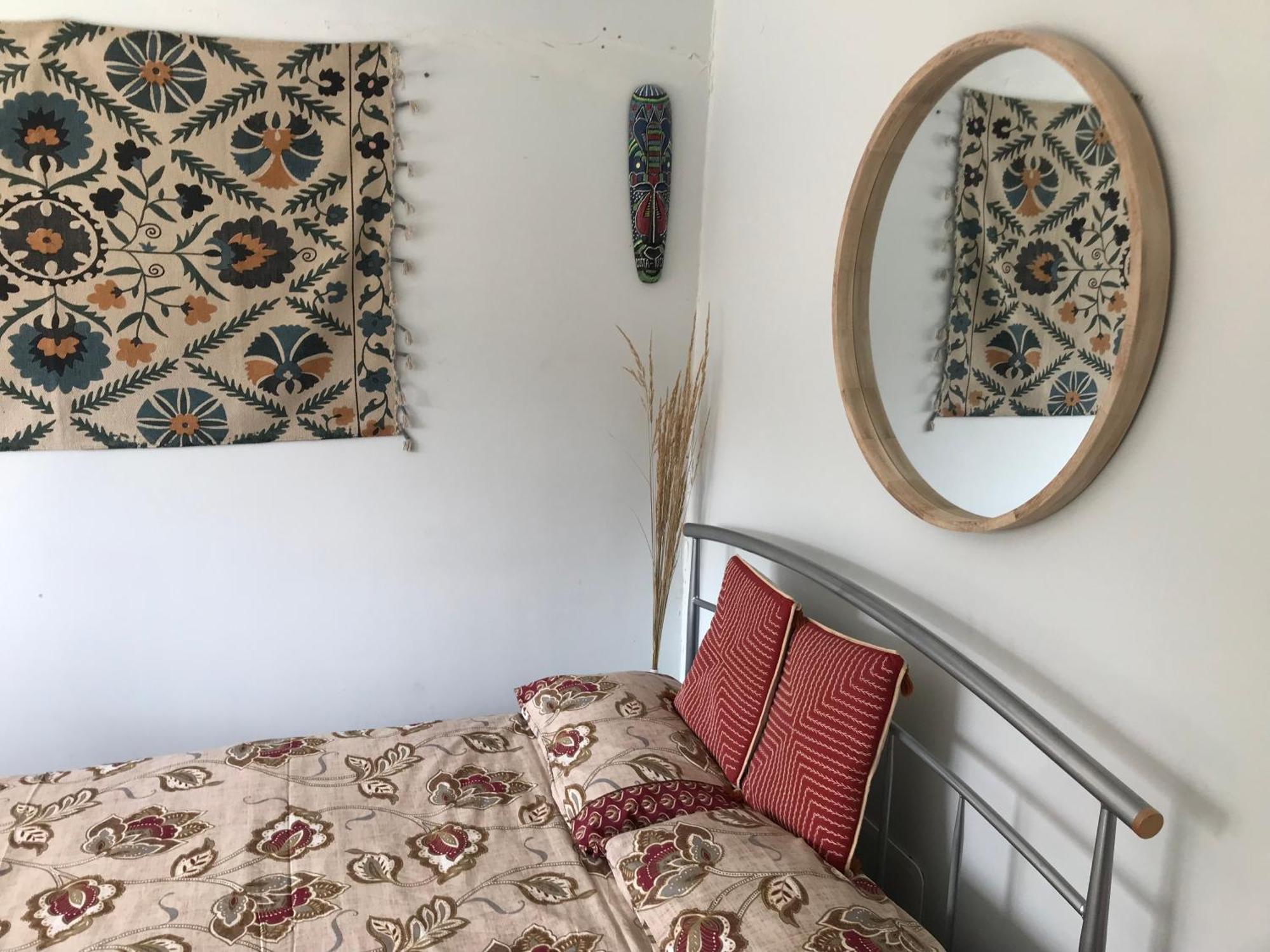 Cozy Double Bedroom In Stunning Bungalow On River Thames - Near Thorpe Park/Royal Holloway University/20Mins From Heathrow Staines-upon-Thames Exterior photo