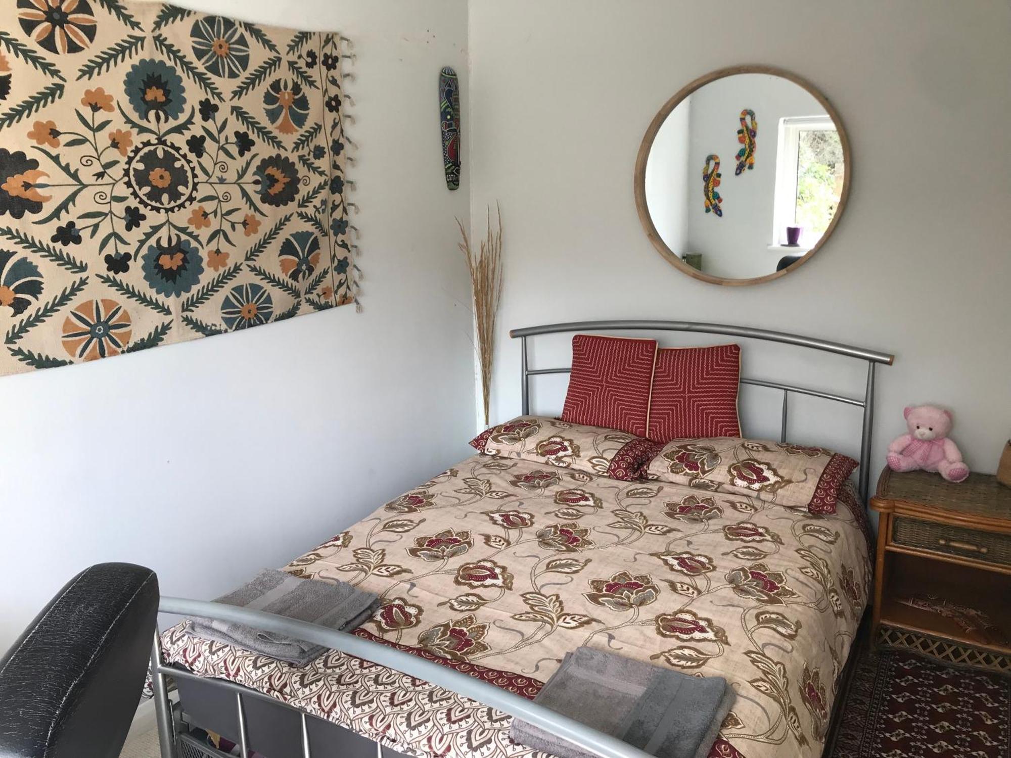 Cozy Double Bedroom In Stunning Bungalow On River Thames - Near Thorpe Park/Royal Holloway University/20Mins From Heathrow Staines-upon-Thames Exterior photo