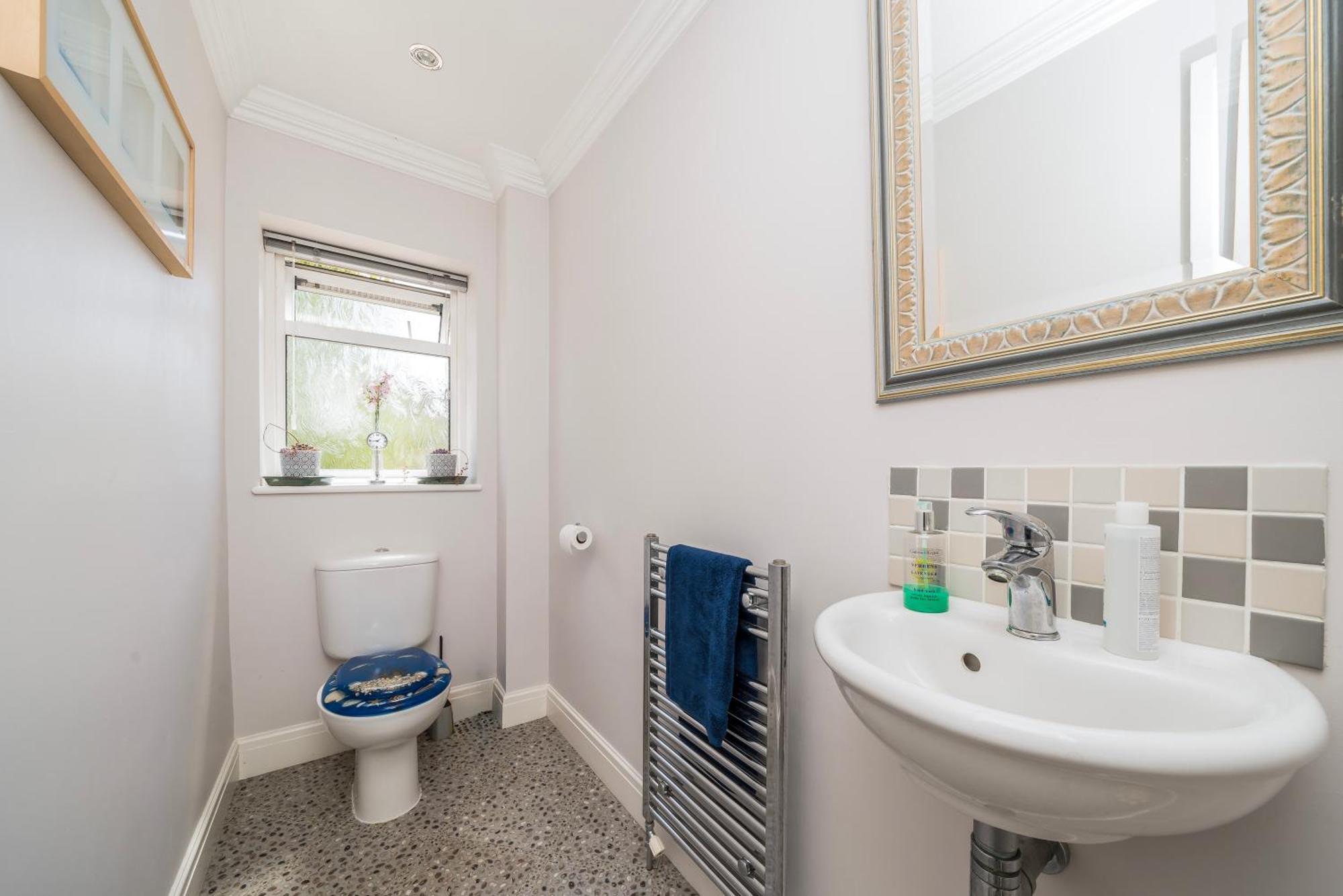 Cozy Double Bedroom In Stunning Bungalow On River Thames - Near Thorpe Park/Royal Holloway University/20Mins From Heathrow Staines-upon-Thames Exterior photo